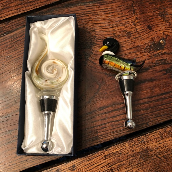 Two beautiful glass wine bottle stoppers - Picture 1 of 3